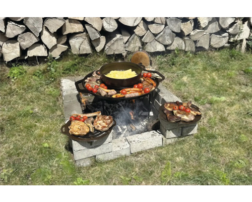 Grătar de exterior cu plită, alimente, pietre și lemn