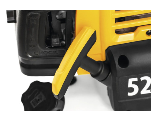 Vizualizare detaliată a mânerului de pornire galben al unui motocoase.