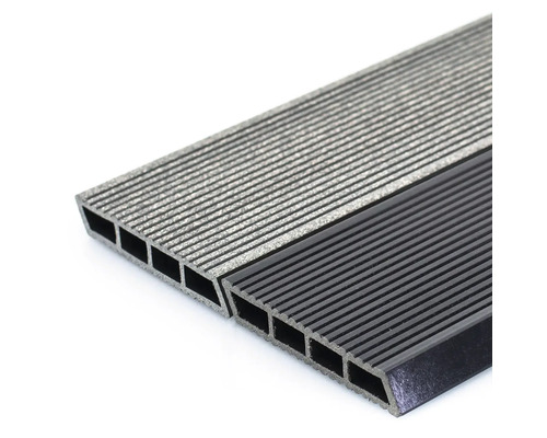 Două scânduri de terasă WPC cu suprafață canelată și profil cu camere goale