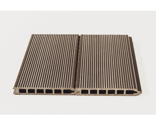 Două plăci de terasă maro din plastic în detaliu