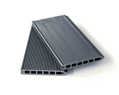 Două scânduri de terasă din material compozit cu suprafață canelată