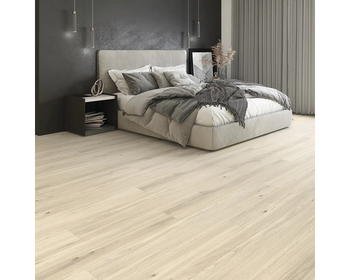 Dormitor cu podea de lemn deschisă la culoare, pat și noptieră