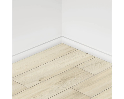 Colțul unei camere cu podea laminată și plintă