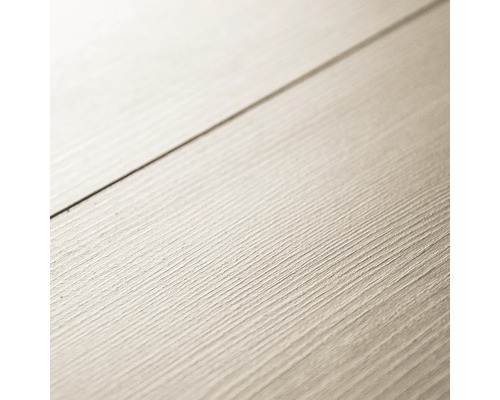 Prim-plan cu o podea laminată cu textură de lemn