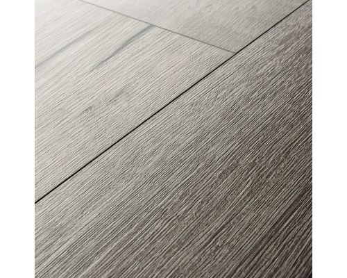 Prim-plan cu podea laminată cu textură de lemn