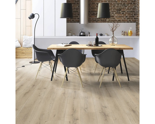 Pardoseală laminată deschisă la culoare într-o sufragerie cu o masă din lemn și scaune negre.