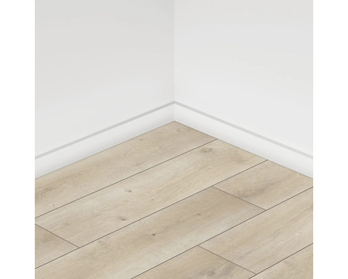 Colțul unei camere cu podea laminată și plinte