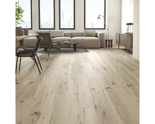 Pardoseală deschisă la culoare, din lemn, într-un living cu canapea, masă și scaune.