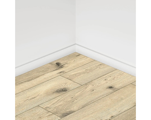 Pardoseală laminată montată în interior cu plintă