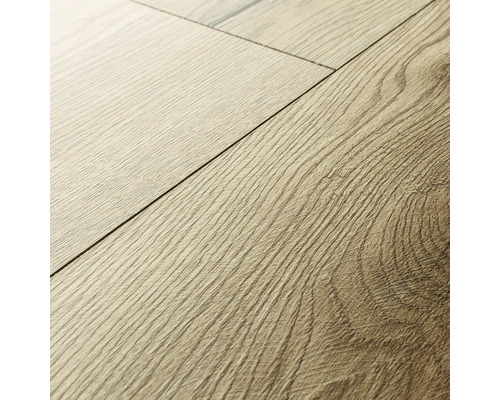 Prim-plan cu podea laminată cu aspect de lemn