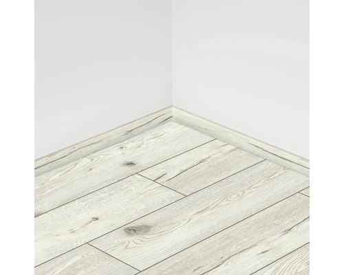 Colț de cameră cu podea laminată și plintă