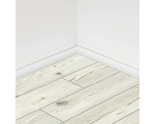 Colțul unei camere cu parchet laminat cu aspect de lemn