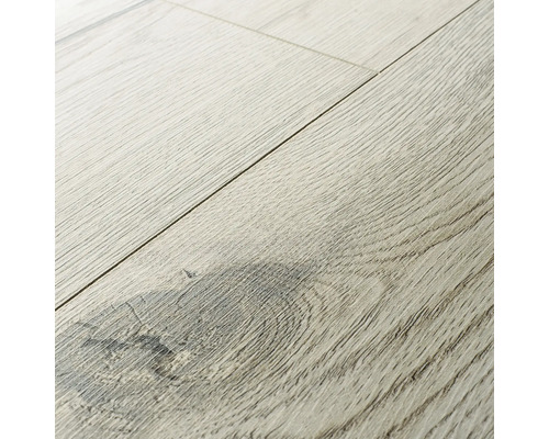 Prim-plan cu podea laminată cu textură de lemn