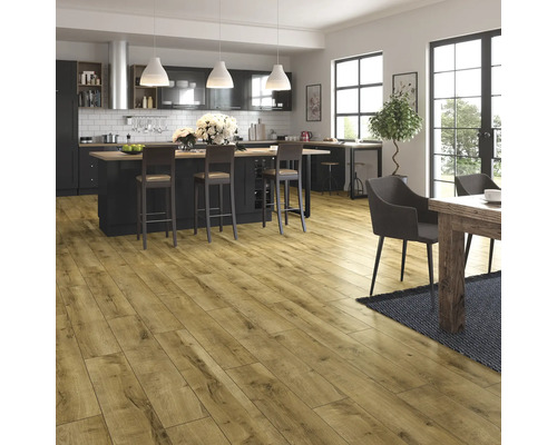 Pardoseală laminată din lemn deschis la culoare într-o bucătărie modernă cu insulă și zonă de luat masa.