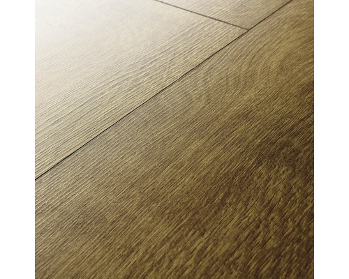 Prim-plan cu podea laminată cu aspect de lemn