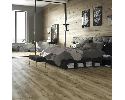 Dormitor modern cu podea din lemn, pat și birou