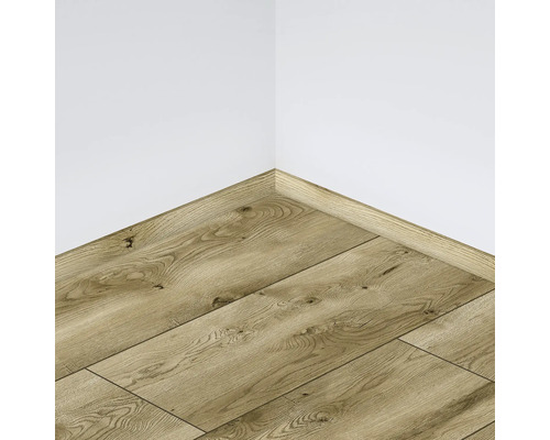 Parchet laminat montat cu plintă sfert de cerc asortată pe un perete.