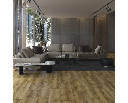 Living luminos cu podea din lemn, canapea, măsuță de cafea și fereastră mare