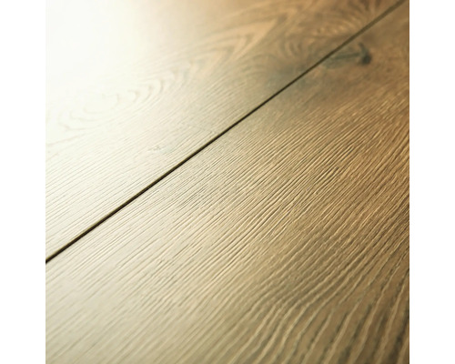 Prim-plan cu podea laminată