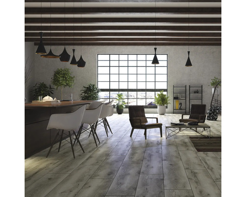 Cameră de zi luminoasă cu podea din lemn, scaune de bar și zonă de relaxare