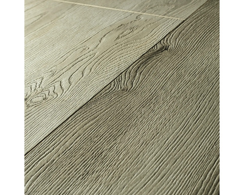 Prim-plan cu parchet laminat cu aspect de lemn.