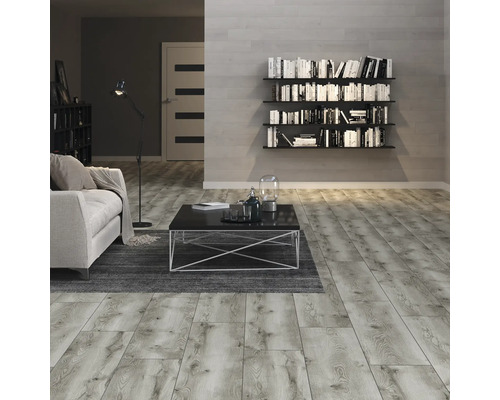 Cameră de zi cu podea laminată cu aspect de lemn, canapea, masă și bibliotecă