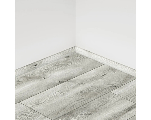 Pardoseală laminată deschisă la culoare în interior cu plintă asortată