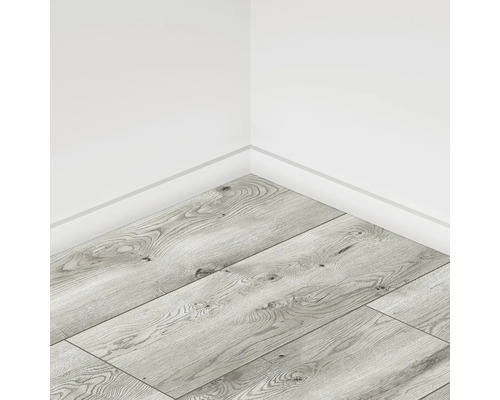 Podea laminată montată în colțul camerei