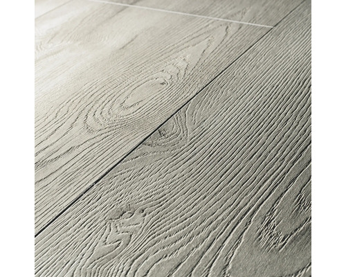 Prim-plan cu podea laminată cu aspect de lemn