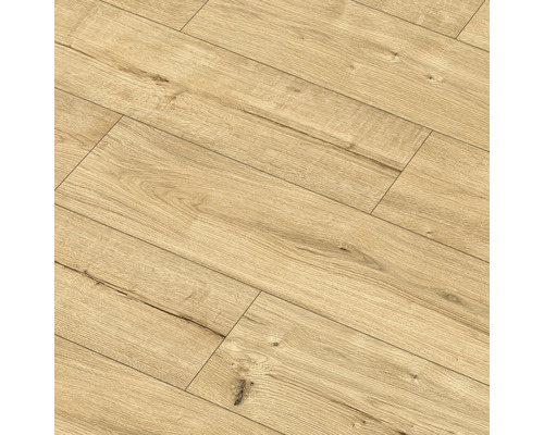 Prim-plan cu podea laminată cu aspect de lemn