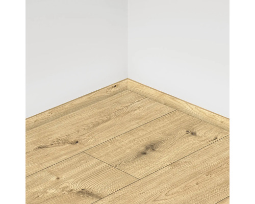 Parchet laminat montat cu plinte asortate pe un perete