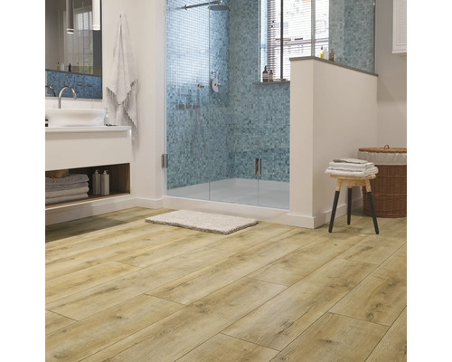 Baie luminoasă cu podea din lemn, duș și chiuvetă