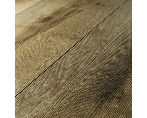 Prim-plan cu podea laminată cu textură de lemn