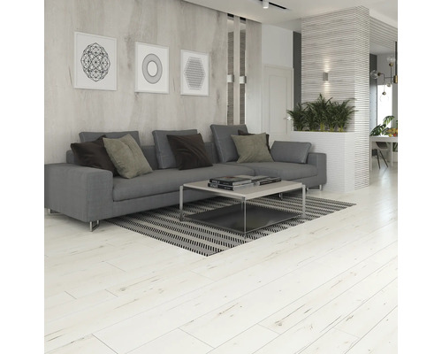 Living luminos cu canapea gri, măsuță de cafea și obiecte decorative