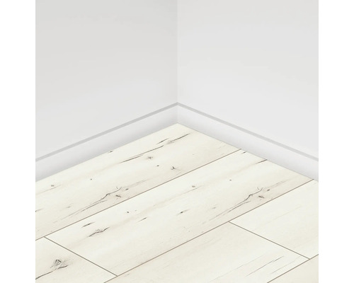 Colț de cameră cu podea laminată deschisă și plintă