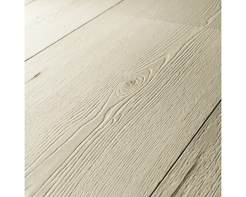 Prim-plan cu podea laminată deschisă la culoare, cu textură de lemn