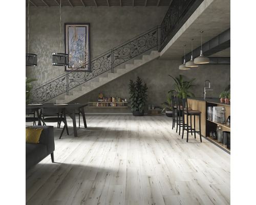 Cameră de zi luminoasă cu scară, masă de sufragerie, bucătărie și pardoseală cu aspect de lemn