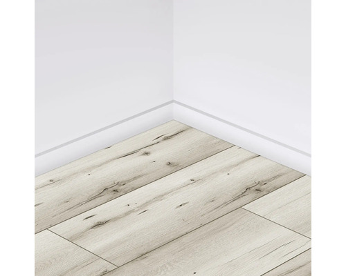 Pardoseală laminată montată cu decor de lemn pe un perete alb