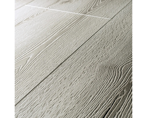 Prim-plan cu podea laminată cu aspect de lemn