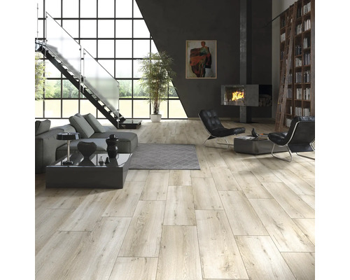 Living luminos cu gresie cu aspect de lemn, scara, canapea, șemineu și bibliotecă