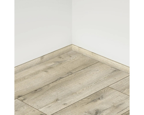 Vedere din colț a podelei laminate cu plintă