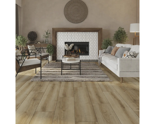 Living cu șemineu, canapea, fotolii și podea din lemn