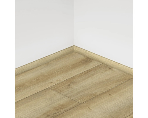 Pardoseală laminată montată cu plinte asortate pe un perete alb