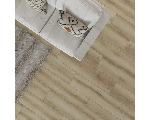 Scenă cu podea laminată deschisă la culoare, canapea și covor