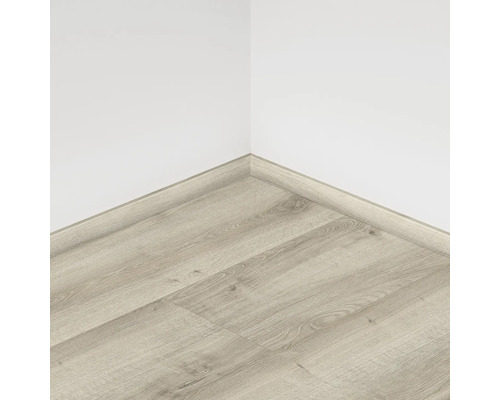 Podea laminată montată cu plintă de-a lungul unui perete