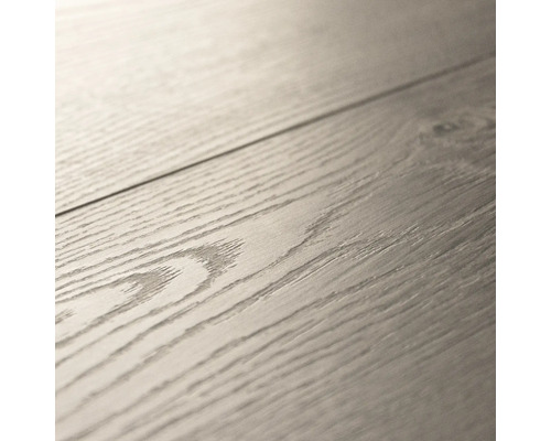 Prim-plan cu podea laminată cu textură de lemn