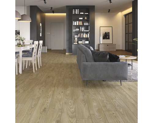 Cameră de zi cu podea din lemn, masă de sufragerie și canapea