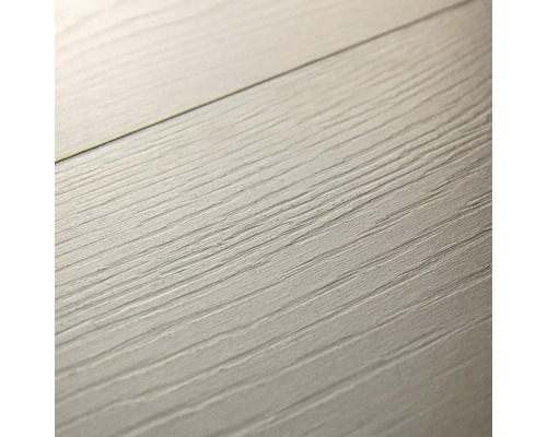 Prim-plan cu o podea laminată cu textură de lemn