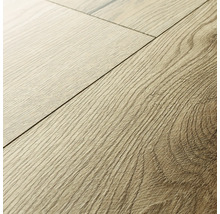 Prim-plan cu parchet laminat cu aspect de lemn