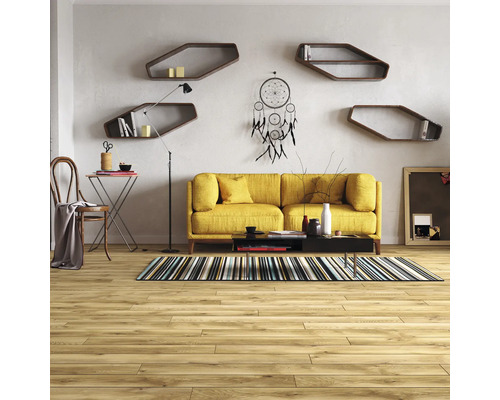 Cameră de zi cu canapea galbenă, măsuță de cafea, rafturi și decorațiuni